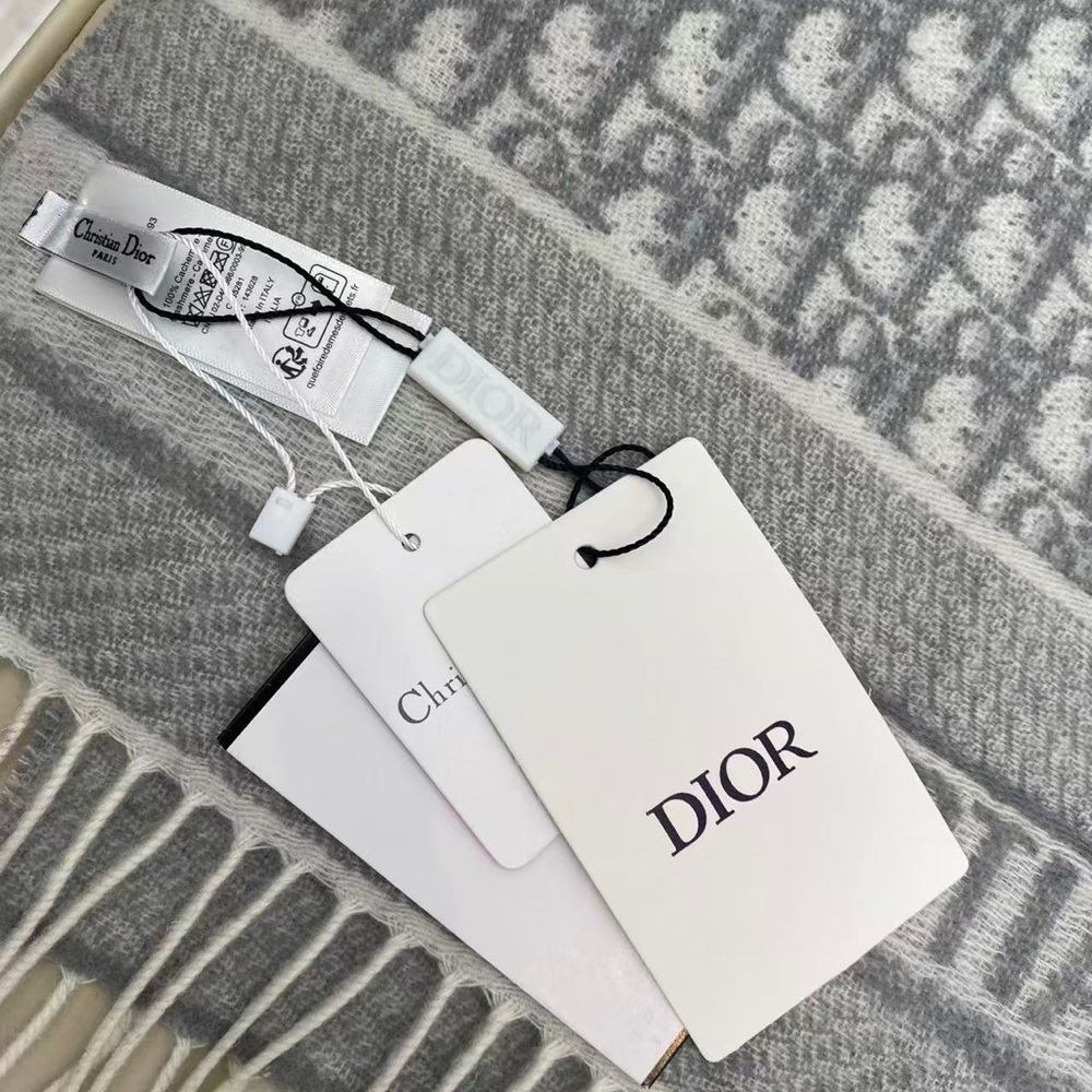 Dior Men's Scarf in Gray and Cream - Picture 9 of 10